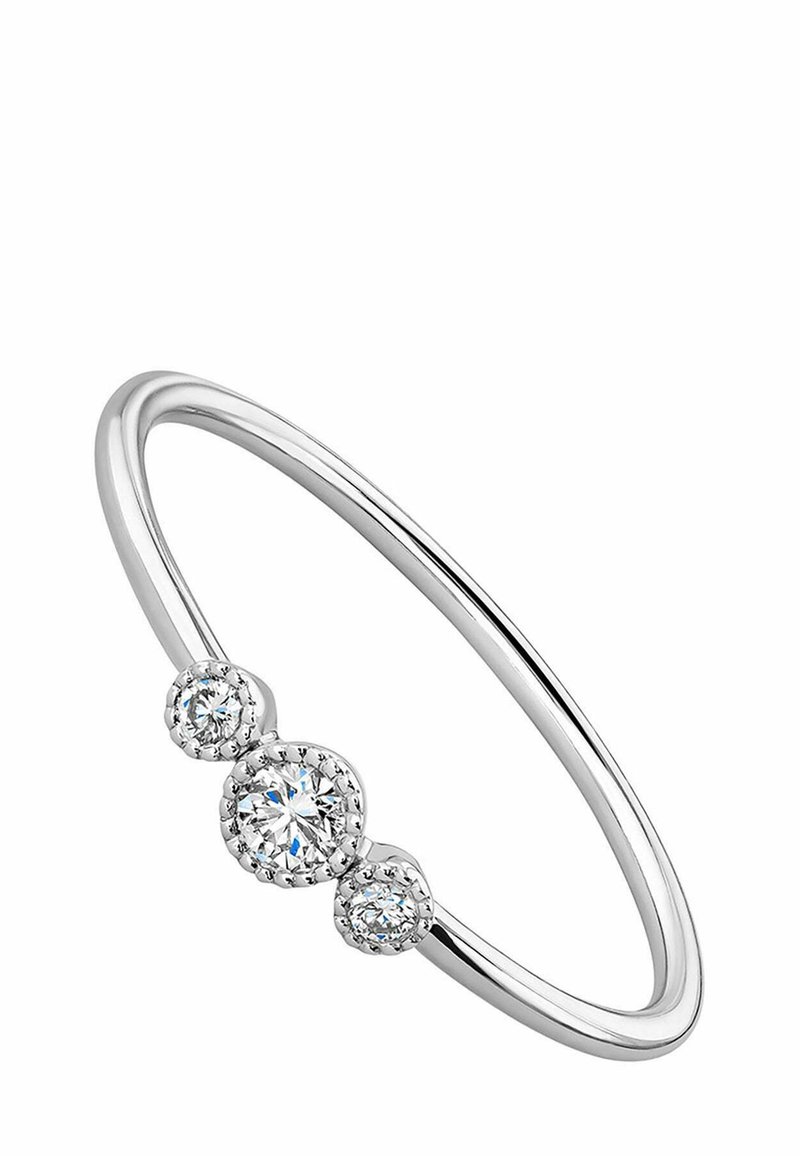 Anillo de plata con tres piedras redondas, engastadas con garras, de tamaño variable y cada piedra rodeada por un pequeño halo texturizado.