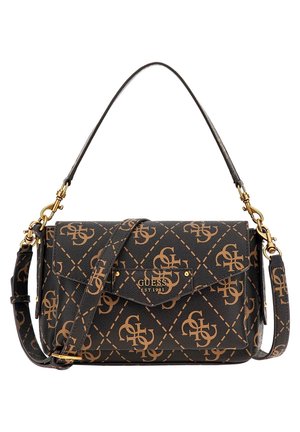 Czarna i brązowa torba Guess z powtarzającym się wzorem logo, złotymi elementami, przednią kieszenią na klapie i regulowanym paskiem na ramię.