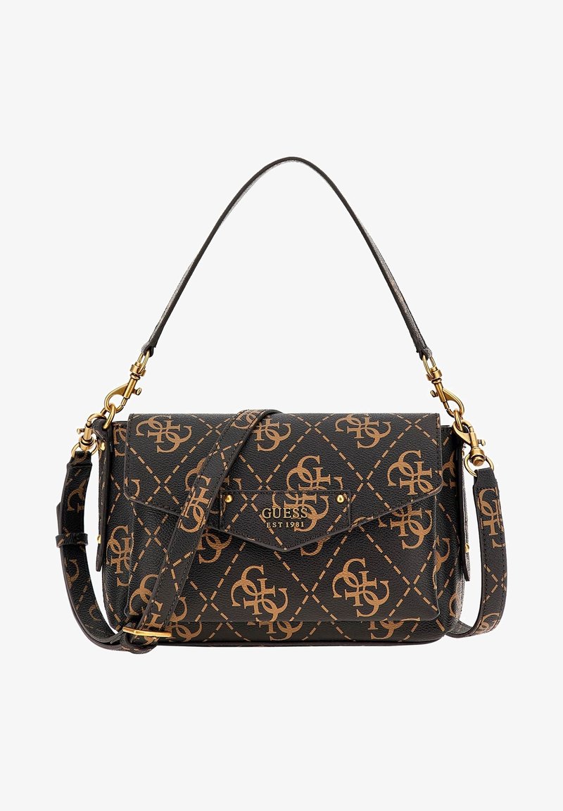 Sac à main Guess noir et marron avec motif de logo répété, ferrures dorées, poche avant à rabat et bandoulière réglable.