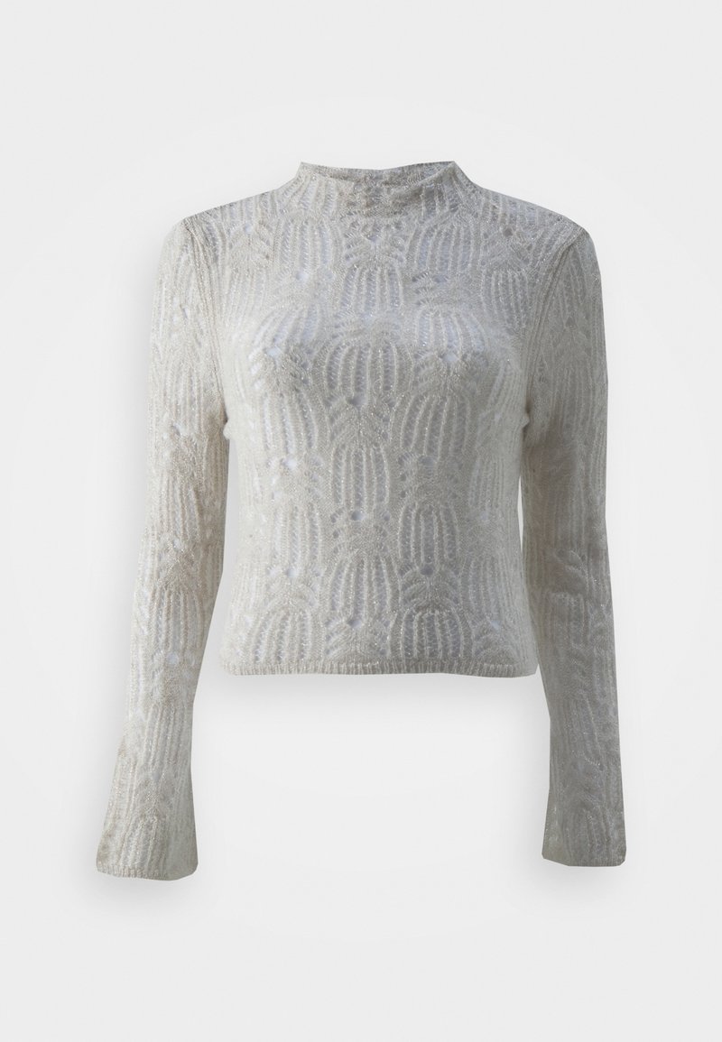 Haut blanc à manches longues ajusté avec un col montant, présentant un motif en dentelle géométrique texturé et semi-transparent.