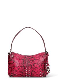 Sac à main rouge à imprimé serpent avec une fermeture éclair, une bandoulière unique et des clous argentés le long du bord inférieur. Texture lisse et forme incurvée.