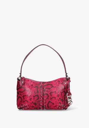 Rode handtas met slangenprint, voorzien van een ritssluiting, een enkele schouderriem en zilverkleurige studs langs de onderrand. Gladde textuur en gebogen vorm.