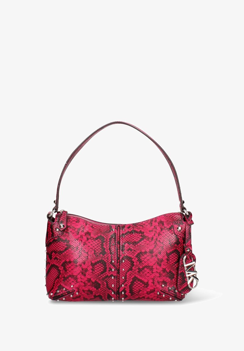 Rode handtas met slangenprint, voorzien van een ritssluiting, een enkele schouderriem en zilverkleurige studs langs de onderrand. Gladde textuur en gebogen vorm.