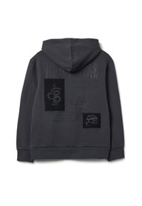 Felpa grigia scura con cappuccio regolabile. Presenta grafiche stampate e toppe, tra cui un serpente e un teschio, in colori a contrasto.