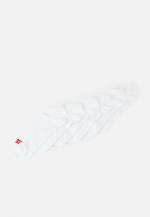 Valged puuvillased pahkluu sokid on järjestatud ritta, ribatud äärise ja väikese punase logoga varvaste juures. Pehme tekstuur, tavaline kuju.