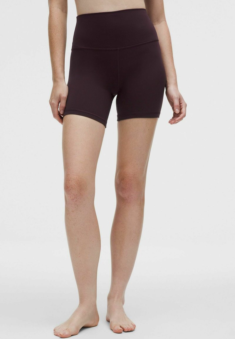 Pantalones cortos de talle alto, color burdeos, hechos de una tela elástica. Presentan un diseño elegante con un dobladillo estrecho y una textura suave para mayor comodidad.