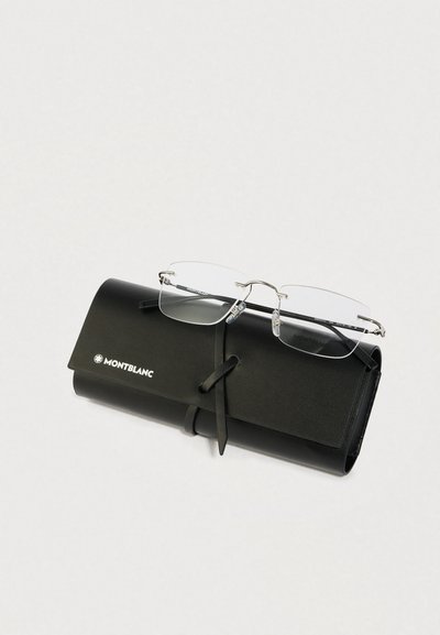 Raamita ristkülikukujulised prillid, mis puhkavad mustal Montblanci nahakohvil, millel on ümbermineva rihma sulgur, heleda tausta peal.