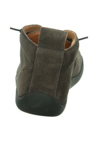Wildleder-Ankleboots in Dunkelgrau mit einer weichen Textur, ausgestattet mit einer schwarzen Gummisohle und einem Zugband an der Rückseite für ein bequemes Anziehen.