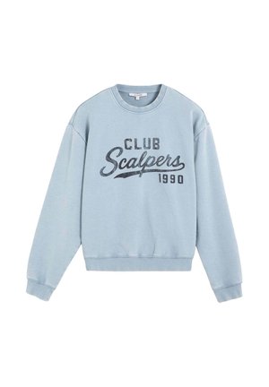 Sudadera azul claro de cuello redondo con mangas largas, con la inscripción "Club Scalpers 1990" impresa en letras oscuras en la parte delantera.