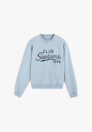 Sudadera azul claro de cuello redondo con mangas largas, con la inscripción "Club Scalpers 1990" impresa en letras oscuras en la parte delantera.