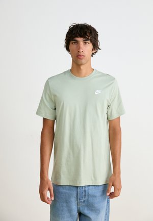 Ljusgrön bomulls t-shirt med korta ärmar och rund halsringning, med en liten vit Nike-logotyp på bröstet.