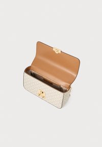 Borsa a tracolla crema e oro con chiusura a clip dorata. Interno foderato in pelle color cuoio, con un vano spazioso.