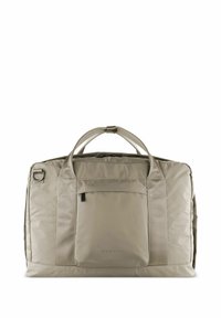 Bolsa grande de tela beige con doble asa, bolsillo frontal y marca sutil. Textura suave con forma rectangular estructurada.