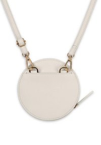 Okrąła biała skórzana torba na ramię o płaskim kształcie, z złotymi akcentami i detalem w postaci zamka błyskawicznego. Regulowany pasek i staranne przeszycia.