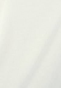 Tela de algodón blanca con una textura suave, que presenta un brillo sutil y un ligero estiramiento, ideal para diversas aplicaciones en confección.