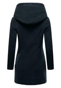 Manteau bleu marine foncé avec une grande capuche, présentant une silhouette ajustée, des poches latérales et le logo "MARIKOO" brodé au niveau du col.