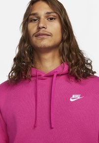 Nike Sportswear SPORTSWEAR CLUB FLEECE - Sweatshirt com capuz - active pink/active pink/white