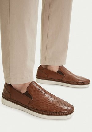 Lasocki, LASOCKI MEN'S BROWN LOW SHOES - Slip-ons - brown