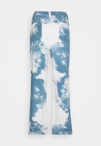 Blå och vit moln-mönstrad denimbyxor med rak bendesign, med två bakfickor och midjeband.