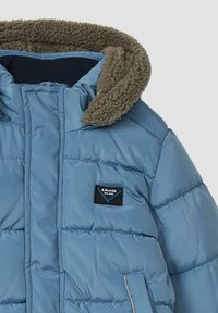 Blauwe pufferjack met een zachte, olijfgroene fleece kraag, met een gestikt ontwerp, logopatch en ritszakken.