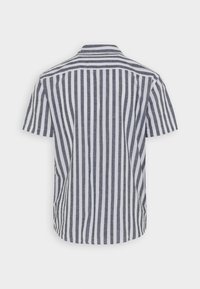 Košile na knoflíky s krátkým rukávem, s vertikálními námořnickými a bílými pruhy, zobrazena zezadu na čistém bílém pozadí.