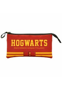 Rood etui met het woord "HOGWARTS" in het geel, met daaronder "DRACO DORMIENS NUNQUAM TITILLANDUS". Zwart rits, gladde textuur.