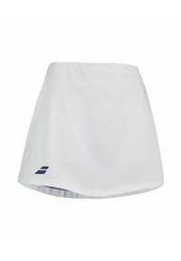 Falda deportiva blanca con un ligero vuelo, cinturilla ancha y pequeño logo oscuro cerca del dobladillo inferior en el lado izquierdo.