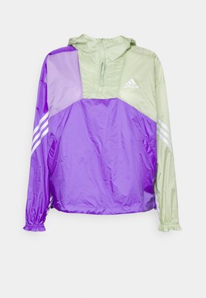 Veste coupe-vent Adidas à demi-fermeture éclair avec capuche, bicolore en vert clair et violet, avec des bandes blanches sur les manches et un logo sur la poitrine.