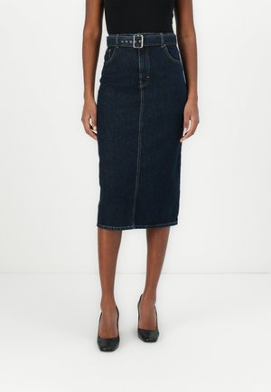 Gonna a matita in denim a lavaggio scuro, presenta una silhouette aderente, una vita alta con cintura e un orlo dritto con lieve sfilacciatura ai bordi.