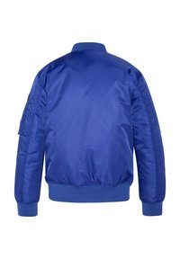 Giacca bomber blu vista da dietro con colletto, polsini e vita a coste, e una tasca con zip sul maniche sinistro.