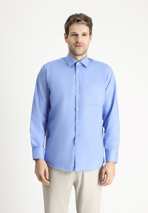 Camicia da uomo a maniche lunghe di colore blu chiaro, con colletto, chiusura a bottoni e una tasca sul petto. Tessuto morbido con una silhouette aderente.