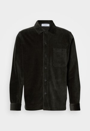 Camicia in corda verde scuro con chiusura frontale a bottoni, maniche lunghe e tasca sul petto. Tessuto morbido e design del colletto classico.