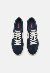 Levi's tengerkék sneaker, velúr felsőrésszel, krémszínű fűzőkkel és logóval, textúrált részletezéssel és fehér gumitalppal.