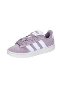 Sneakers in suede viola chiaro con strisce e dettagli bianchi, lacci piatti e suola testurizzata, con il logo Adidas sul lato.