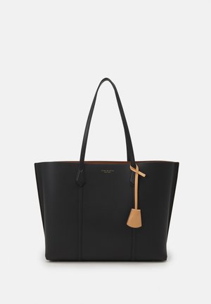 Saco tote de couro preto com forma estruturada, duas alças longas e uma etiqueta de couro bege destacável. Apresenta um logotipo em relevo na frente.