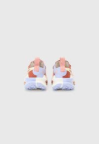 Farverige sneakers med en blanding af røde, pink og lyseblå materialer. Har en polstret sål, en overdækning af stof og en pull-tab ved hælen.