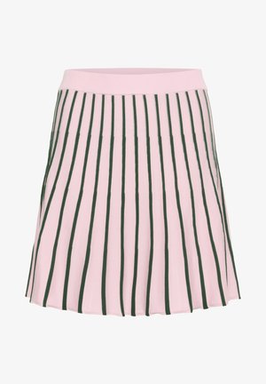 Rozā svārki ar vertikālām zaļām svītrām, izgatavoti no mīkstas, elastīgas auduma. Iespējams, ir pieguļošs jostas daļa un paplatināta silueta.