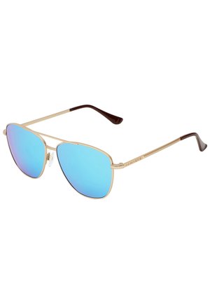 Gafas de sol estilo aviador con marco de metal dorado y lentes reflectantes azules. Puntas de plástico marrón en las varillas; logo en el lateral.
