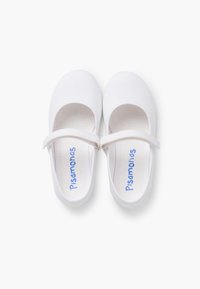 Białe płócienne buty typu Mary Jane z okrągłym noskiem i regulowanym paskiem, z teksturowanym materiałem i niebieskim logo "Pisamonas" na wkładce.