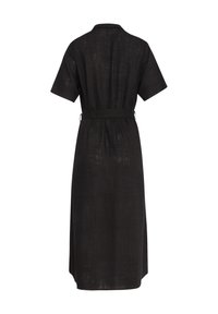 Schwarzes Kurzarmkleid aus strukturiertem Stoff, mit einem taillierten Gürtel und einer mittellangen, geraden Schnittführung sowie einem Kragen.