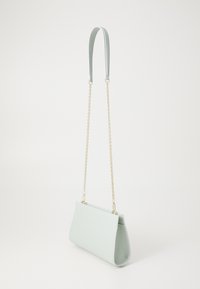 Borsa in pelle verde menta con una forma strutturata, caratterizzata da una superficie liscia, un manico corto e una tracolla in catena dorata.