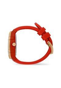Reloj de silicona rojo con caja rectangular en tono dorado, esfera redonda y correa con hebilla roja. Presenta una textura suave y elementos de diseño minimalistas.