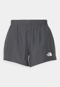 Pantalones cortos grises hechos de un material ligero con una cintura elástica. Presentan un pequeño logotipo blanco en el lado inferior izquierdo.