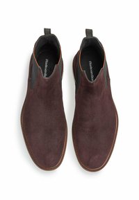 Chaussures en suede bordeaux foncé avec des panneaux latéraux élastiques, bout rond et semelles en caoutchouc texturé. Vue de dessus, mettant en avant une finition lisse.