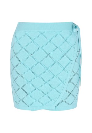 Světle modrá pletená sukně s diamantovým vzorem, doplněná bočním páskem a měkkou texturou. Krátká délka a přiléhavý design.
