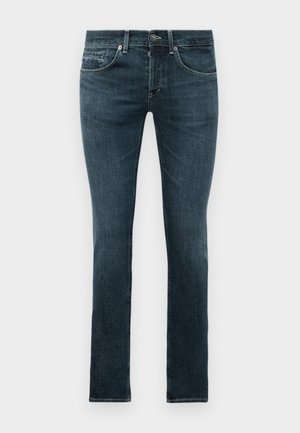 Jeans slim-fit di colore blu scuro con bottone frontale e zip, design a cinque tasche, esposti su uno sfondo bianco uniforme.