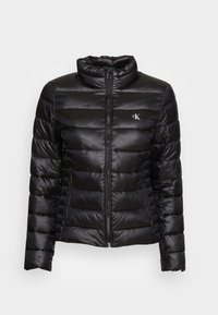 Czarna kurtka puchowa z wysokim kołnierzem, zapięciem na zamek, pikowanym wzorem oraz akcentem z logo na piersi. Posiada długie rękawy i kieszenie boczne.