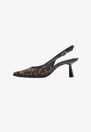 Chaussure à talon haut slingback avec bout pointu et motif léopard, avec une bride ajustable à boucle et un talon noir effilé.