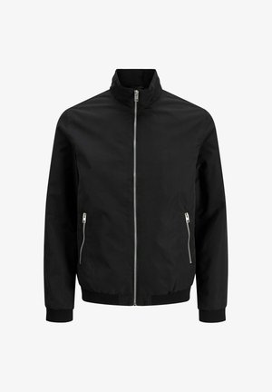 Veste noire zippée avec col montant, manches longues et deux poches latérales zippées sur fond blanc.