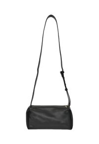 Borsa a spalla nera in pelle, di forma rettangolare, con superficie liscia, cintura regolabile e chiusura con zip sulla parte superiore.
